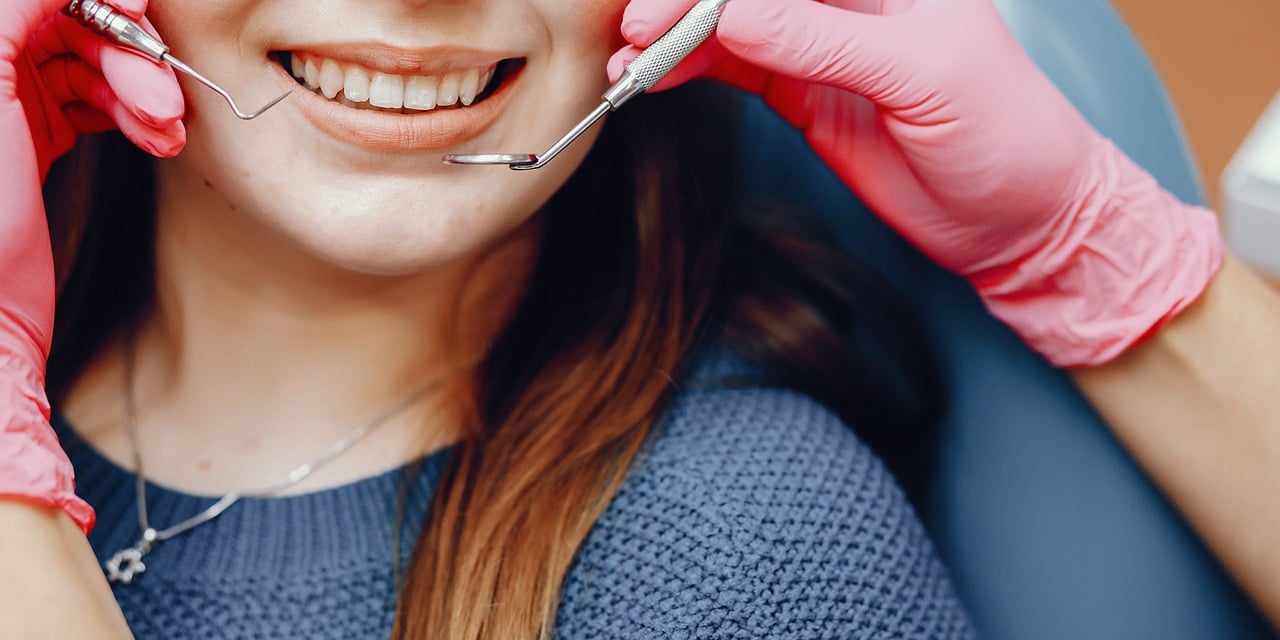 Znaczenie regularnych przeglądów dentystycznych dla utrzymania zdrowia jamy ustnej